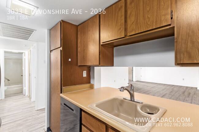 Building Photo - 3033 E Devonshire Ave