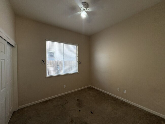 Building Photo - 5637 Lilyview Way