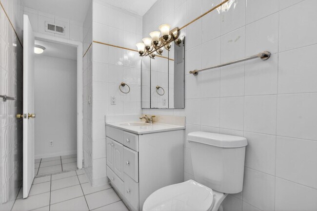 Building Photo - 536 SE 20th Ave