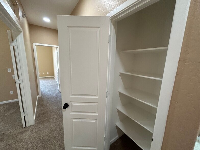 Building Photo - 2041 E Fawn Dr