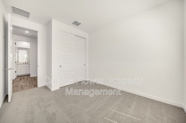 Building Photo - 6946 W Buckhorn Trail