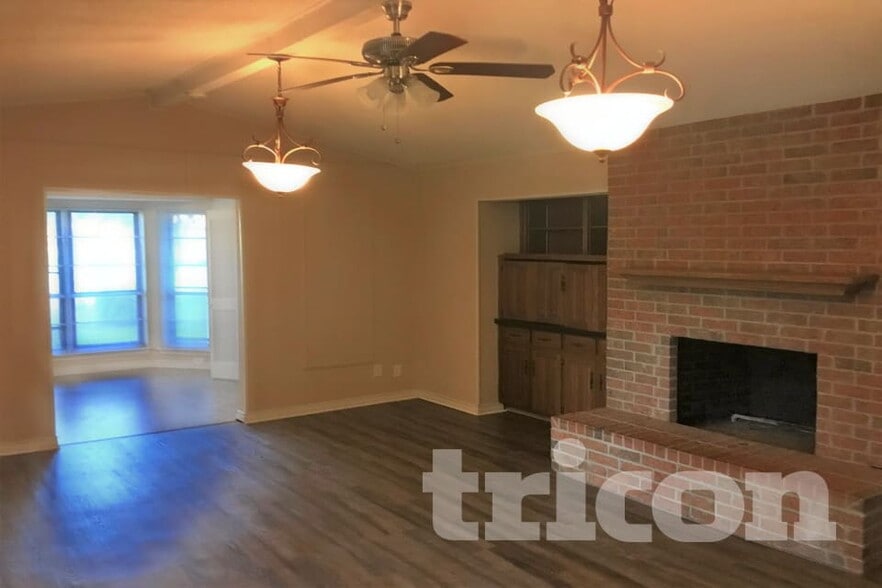 Building Photo - 1301 Willow Way