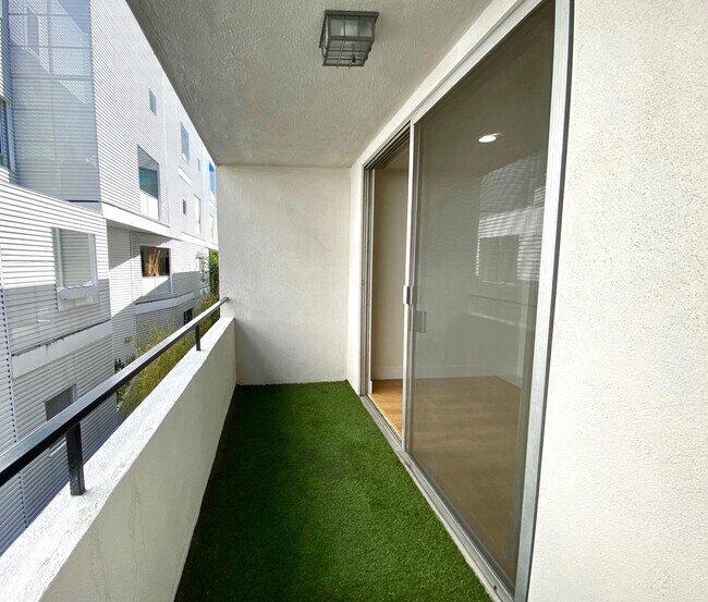 Building Photo - 1010 N Kings Rd