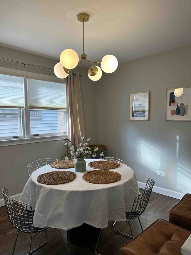 Building Photo - Spacious Main-Floor 2-Bedroom, 1.5-Bath Home