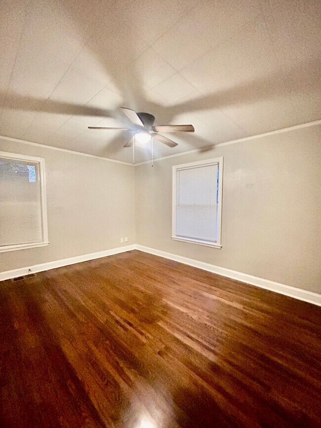 Building Photo - Cute 3 bedroom 1 bathroom home - Open To S...