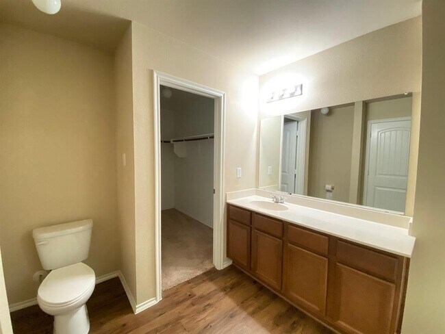 Building Photo - 2105 Meadow Park Dr
