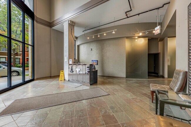 Building Photo - 811 W 15th Pl