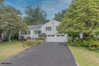 Building Photo - Short Term Furnished Rental -3 Bedroom Spl...