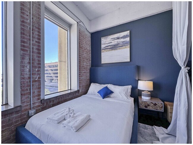 Building Photo - 555 Evergreen St