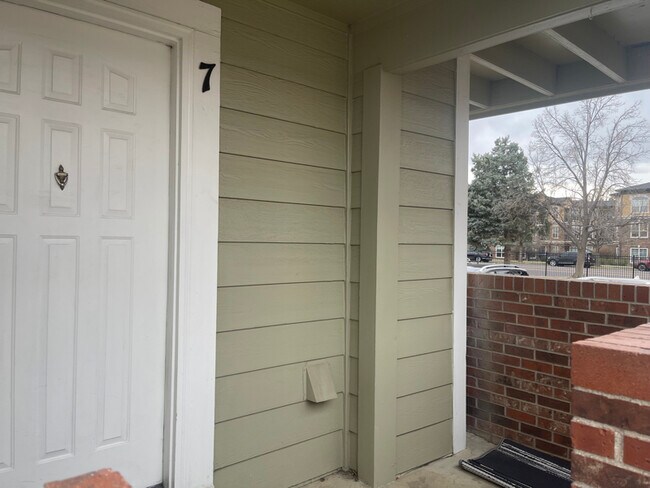 Building Photo - 920 S Dawson Way