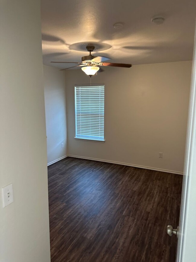 Building Photo - 4 bd/2 ba - Wood Look Floors - Open Plan