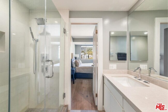 Building Photo - 818 N Doheny Dr