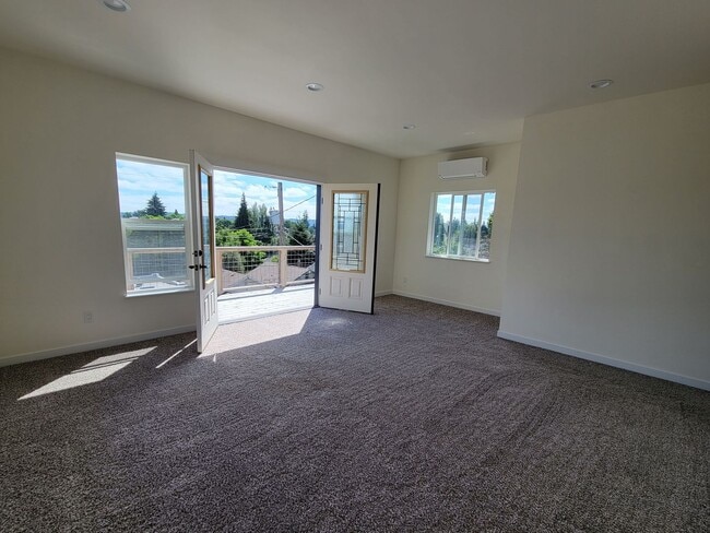 Building Photo - Remodeled, bright and spacious 3 bed close to ferries and base