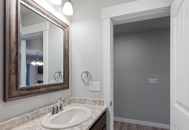 Building Photo - Charming 3-Bedroom Townhouse in the Heart ...
