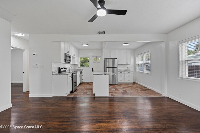 Building Photo - 509 E Fee Ave