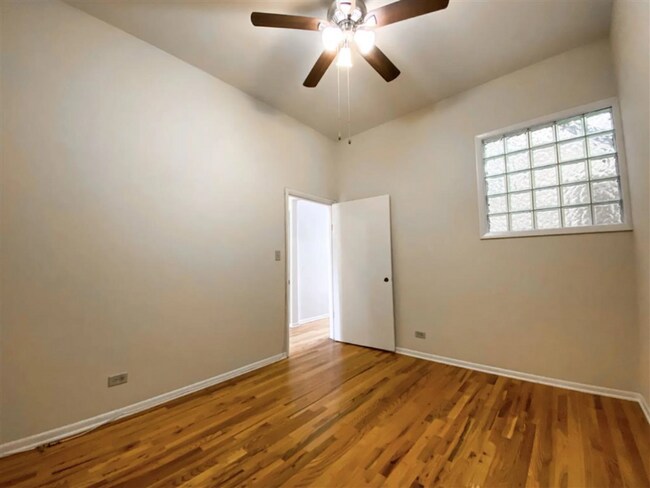Building Photo - 1509 W Fullerton Ave