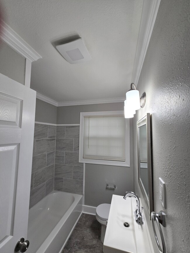 Building Photo - 2801 Oak St