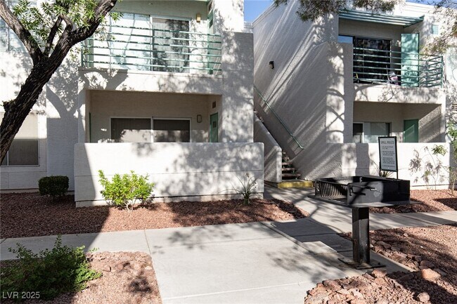 Building Photo - 7100 W Pirates Cove Rd