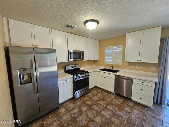 Building Photo - 42804 W Sunland Dr