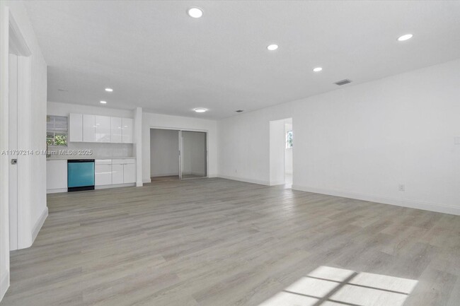 Building Photo - 261 NE 172nd St