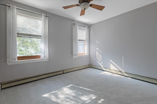 Building Photo - 630 W Waveland Ave