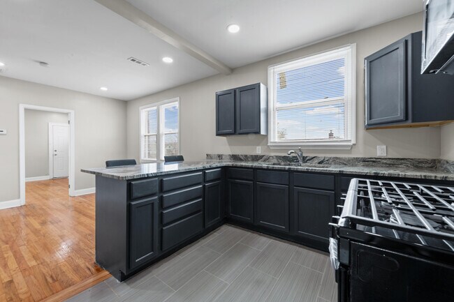 Building Photo - 13496 Hazelridge St