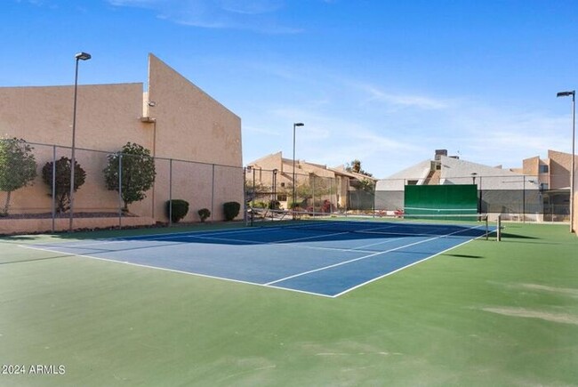 Building Photo - Single Level 3 bedroom Condo In Scottsdale!