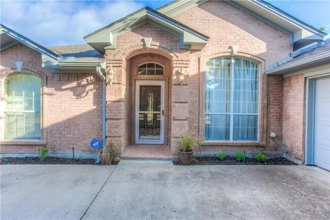 Building Photo - Spacious 3 Bed- 2 Bath in the Exclusive Private Riverwood Addition- SW Fort Worth- 76116