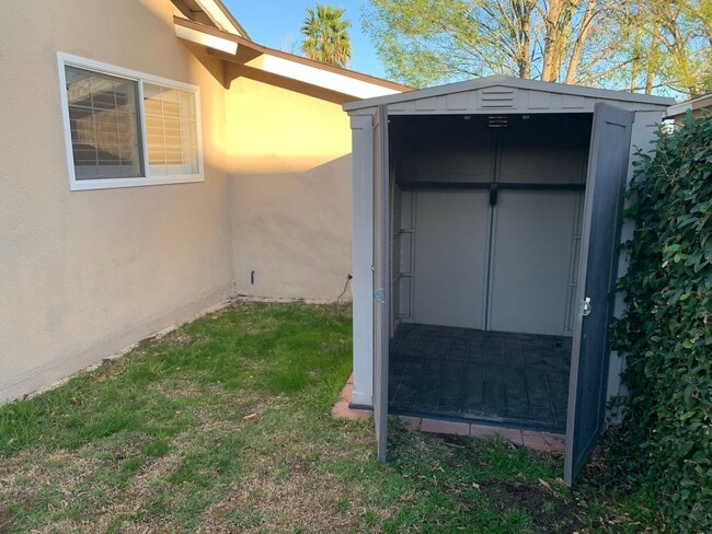 Building Photo - Newly Remodeled 3 Br 2 Ba Home in West Hills