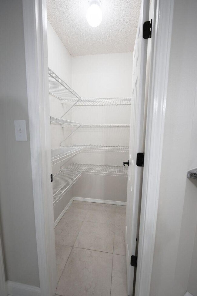 Building Photo - 816 W Ridgewood Cove