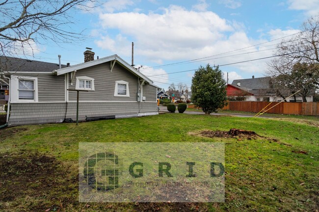 Building Photo - Charming 2 Bedroom Bungalow - Located in C...