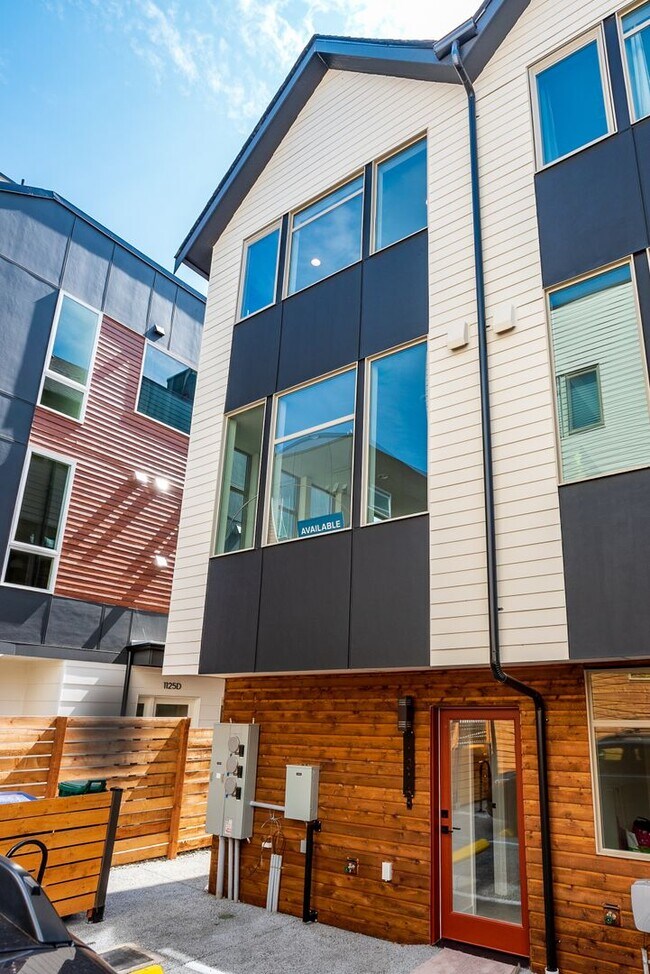 Building Photo - Ballard Townhouse