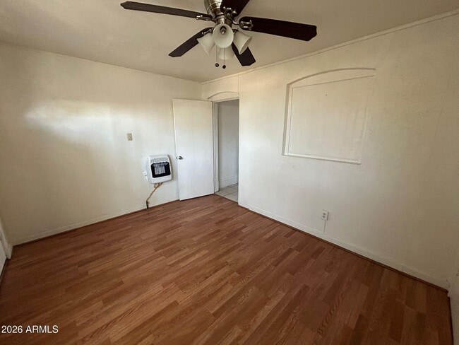 Building Photo - 1052 E Ave