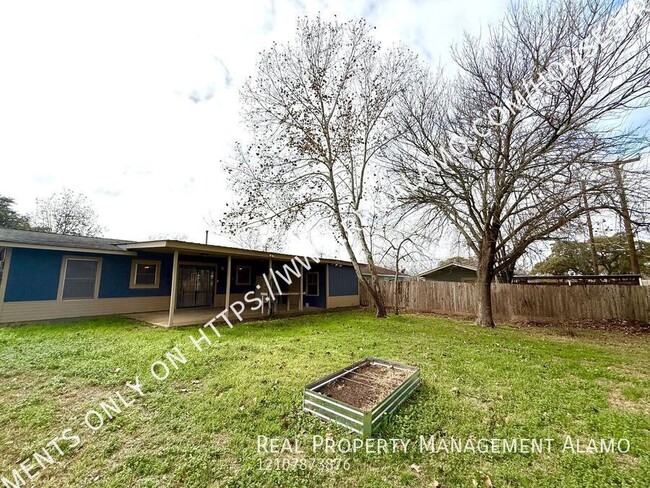 Building Photo - AVAILABLE NOW! 3 Bedroom / 2 Bath Home Nea...