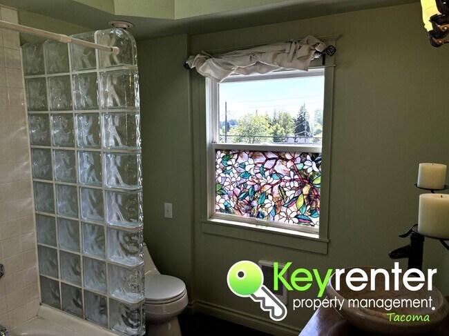 Building Photo - One of a Kind Craftsman House in Tacoma!