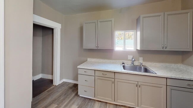 Building Photo - 1412 Laidlaw Ave