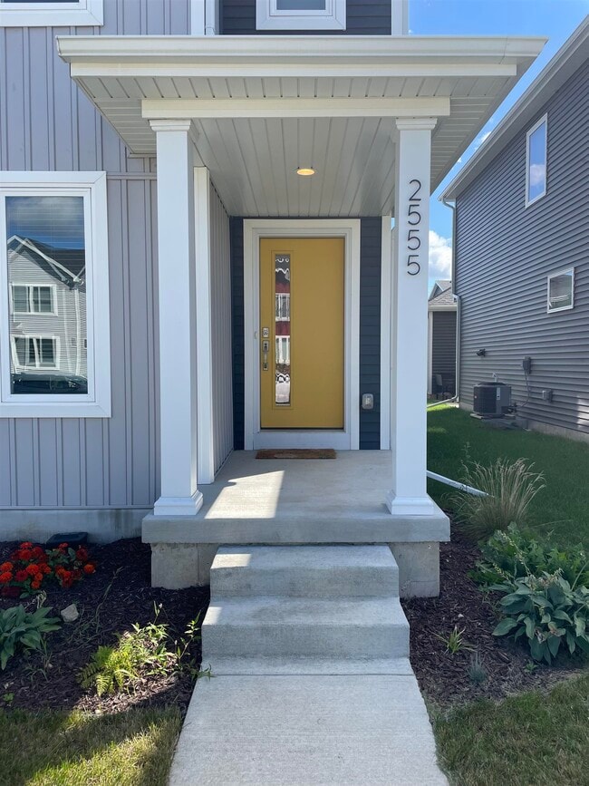 Primary Photo - 2555 Spark St