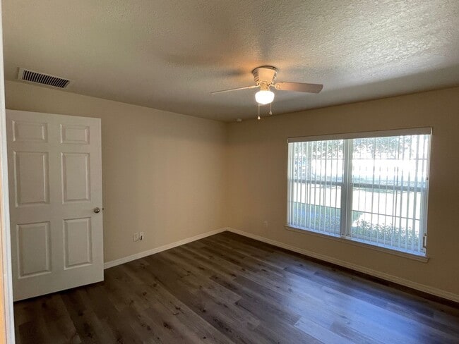 Building Photo - 3 bedroom 2 bathroom Condo