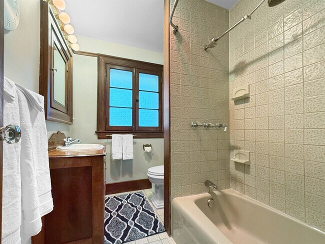 Building Photo - 410 Wellington Ave