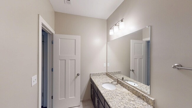 Building Photo - Cozy Studio Apartment in Vibrant Wedgewood...
