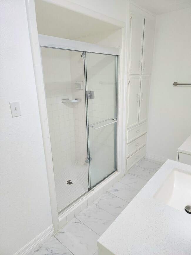 Building Photo - 3030 Shawnee Dr