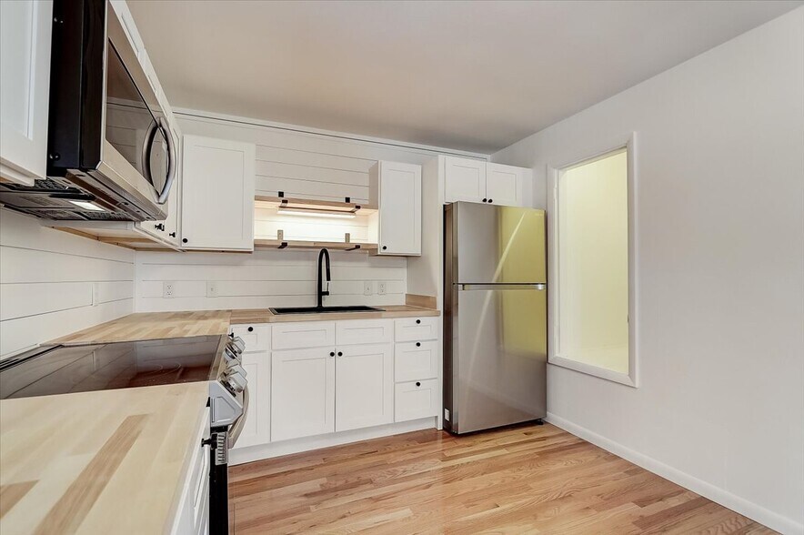 Kitchen - 1719 Carver St