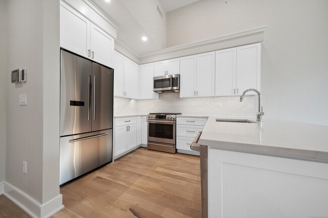 Building Photo - 8 Husted Ln