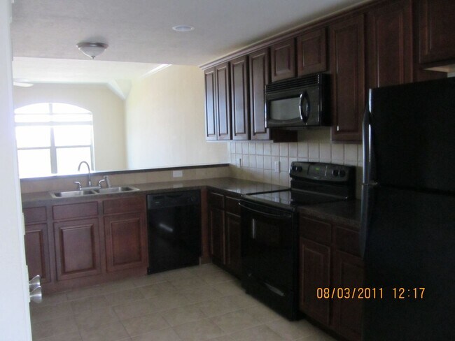 Building Photo - 2 BED 2 BATH TOWNHOME ON SHUTTLE ROUTE NEAR CAMPUS -  WITH POOL!