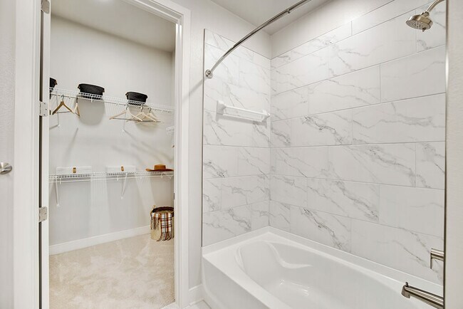 Building Photo - Live Smart, Live Downtown – Up to 6 Weeks FREE!