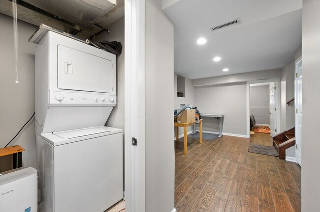 Building Photo - 2054 W Race Ave