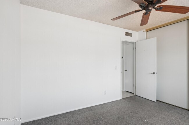 Building Photo - 2319 E Loma Vista Dr