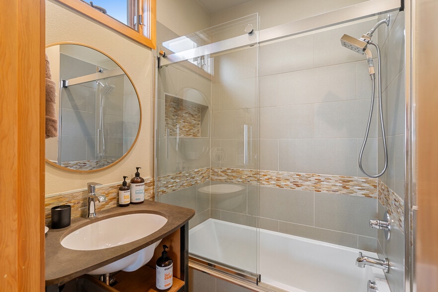 Building Photo - 2537 NW Upshur St