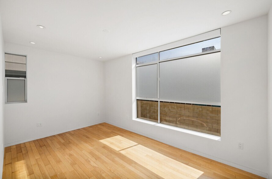 Building Photo - 742 N Hudson Ave