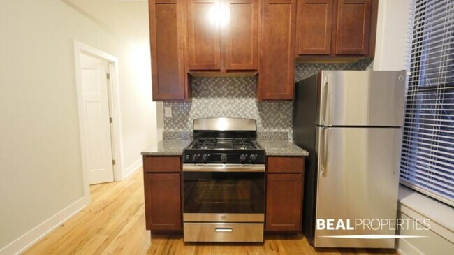 Building Photo - 3 bedroom in CHICAGO IL 60657